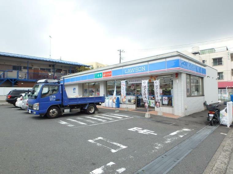 コンビニ ローソン 新東芹が谷店（24時間営業のコンビニエンスストア。駐車場もあります。）