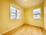 子供部屋 ■■明るい居室■■ 温もりある自然光を感じていただける居室です。飽きのこないナチュラルカラーの床にホワイトの壁紙は、色褪せることのない心地良さを作ります。