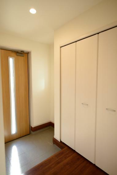 同仕様写真（内観） 【同仕様例】玄関スペースには大容量のシューズクローゼットを完備。