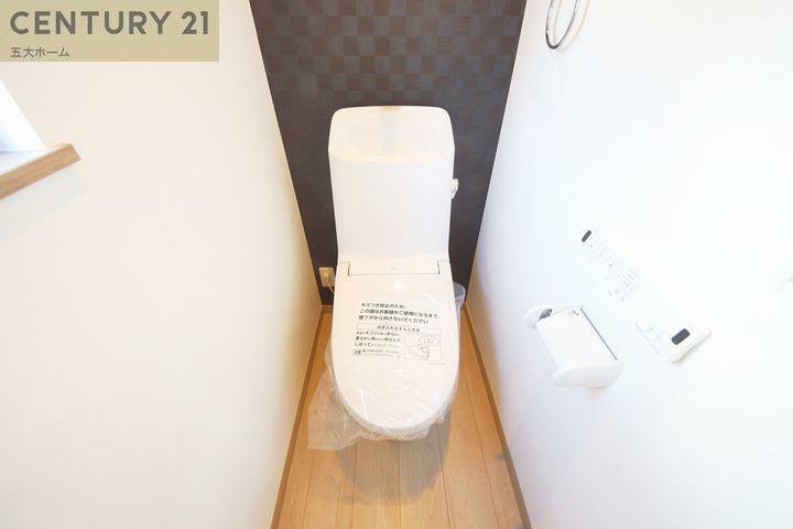 トイレ 清潔な空間が印象的なトイレは1階・2階ともに温水洗浄便座です。オールシーズン関係なく暖かい便座で快適に過ごせます。