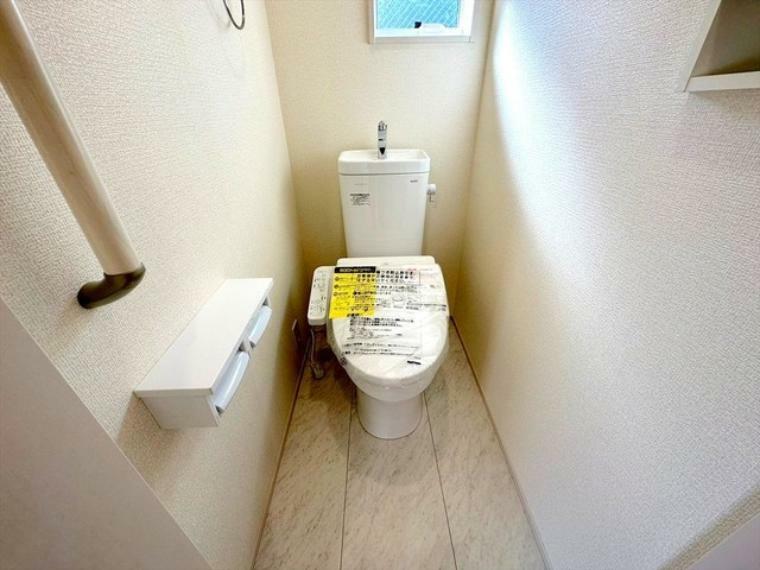 トイレ シンプルな機能を搭載したトイレ。家族みんなが使う場所だからこそ清潔にこだわりたいですね。■国立市東4　新築一戸建て■