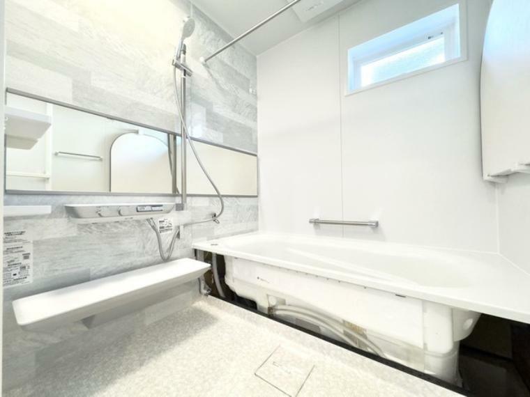 浴室 浴室換気乾燥暖房機能付きの浴室は、雨の日でも乾燥機能で洗濯物をカラっと乾かせます。自動湯はりや追い焚き機能を備えたオートバスで一日の疲れを癒していただけます。