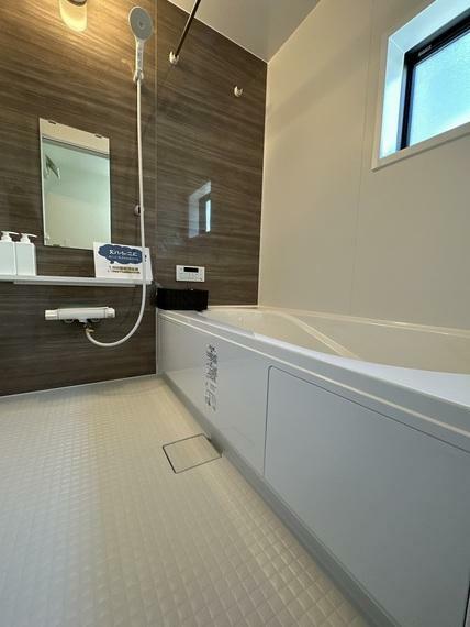 浴室 施工例　室内干しに最適な浴室乾燥機 熱々の湯船に入って冷水シャワーや冷房機能を使いチルタイムも味わえます