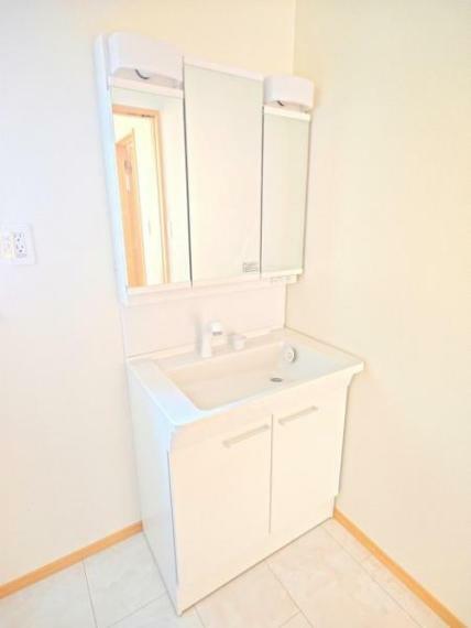 洗面化粧台 ■3面鏡、収納付きの嬉しい独立洗面台