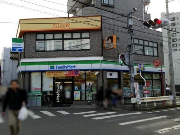 コンビニ ファミリーマート下総中山駅北口店