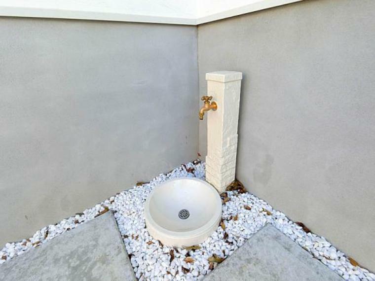 発電・温水設備 外水栓付き。洗車や花の水やりに便利です