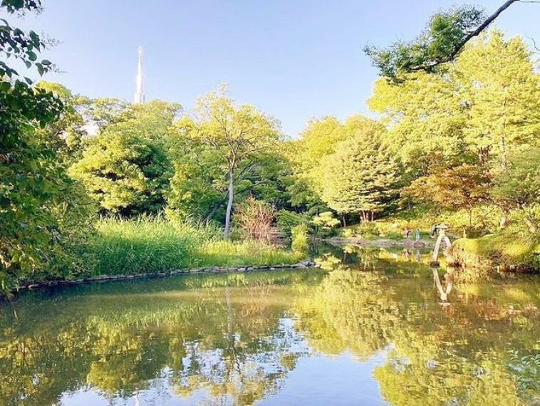 有栖川宮記念公園 徒歩12分　麻布台地の変化にとんだ地形を生かした緑深い公園です。全体を見ると、丘があったり渓谷や池があったりと、自然を大切にした趣のある日本庭園といえます。