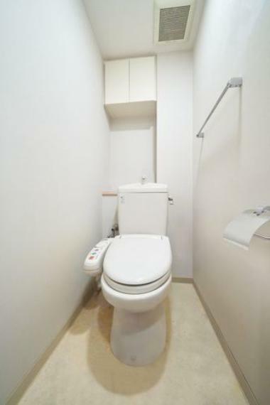 トイレ 温水洗浄便座付のトイレ。トイレの上部には収納付。トイレットペーパー等、買い置きもしやすそうです。※画像はCGにより家具等の削除、床・壁紙等を加工した空室イメージです。