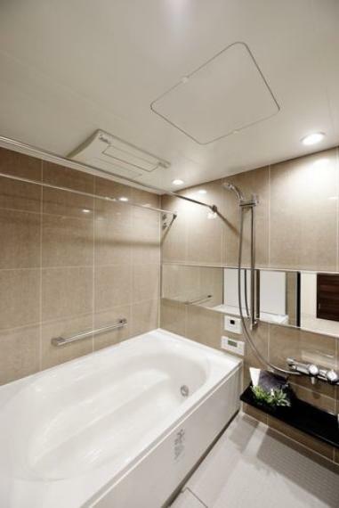 浴室 浴室は1620サイズでゆったりと入浴できます。浴室暖房乾燥機を完備していますので、花粉や梅雨の季節の衣類の乾燥や冬の暖房運転など一年中快適にご使用頂けます。