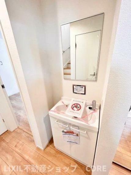 洗面化粧台 1階にも手洗い場がございます！各階にあり便利な間取りです！