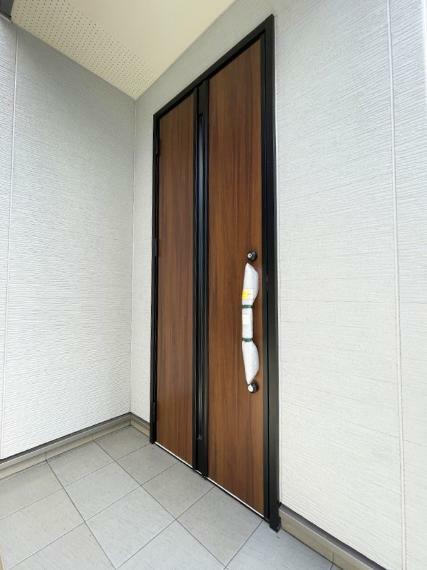 玄関 木製の重厚感ある玄関ドア！大切な家族を笑顔でお出迎え出来ます！