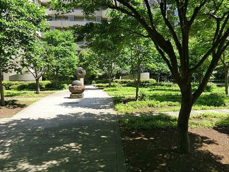 公園 晴海1丁目の人工地盤上につくられた「晴海第一公園」。「ふれあいの森」の愛称の通り、植栽が多く、広々とした緑豊かな公園です。