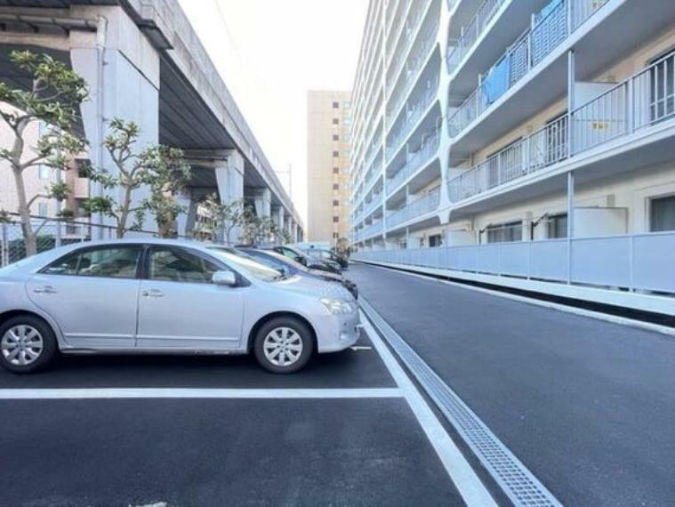 敷地内駐車場 敷地内駐車場（現在空無）。