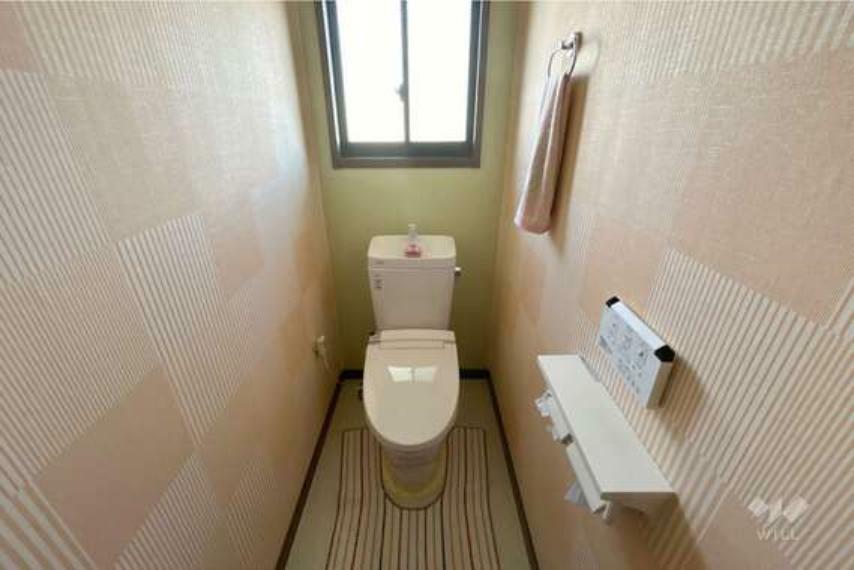 トイレ。2階にもトイレがあるため、朝の忙しいときでも安心です。