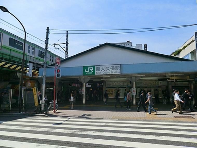 山手線が乗り入れている新大久保駅は、新宿駅まで2分！都心へのアクセスや、お買い物・レジャーにとても便利です。