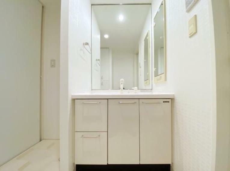 洗面化粧台 【洗面台・洗面所】 シンプルだからこそ使いやすい。スタンダードなデザインの洗面ボウルは清潔感あるホワイトです。