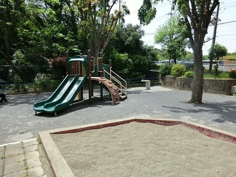 公園 寺山町第三公園 幹線道路沿いにある公園。緑地に隣接しており豊かな自然が感じられます。
