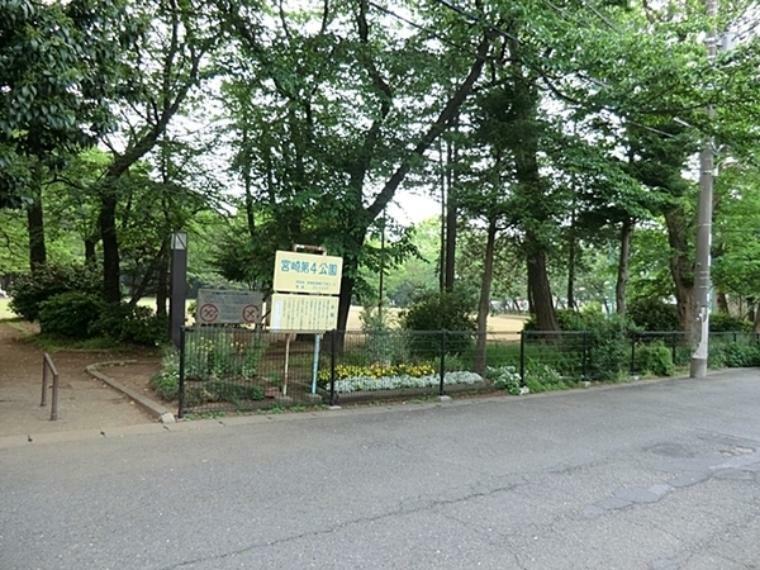 宮崎第四公園 広い園内には野球のグラウンドがあります。ブランコや滑り台付きの複合遊具などもあり、小さな子供も思い切り遊ぶことができます