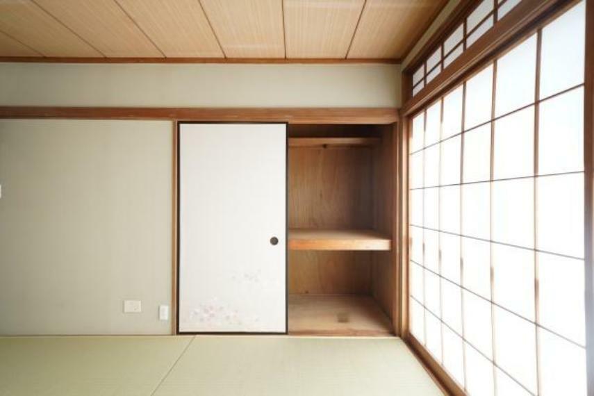 収納 和室の収納はシンプルで実用的。スライド式の扉でアクセスが容易、整理整頓された生活空間をサポートします。