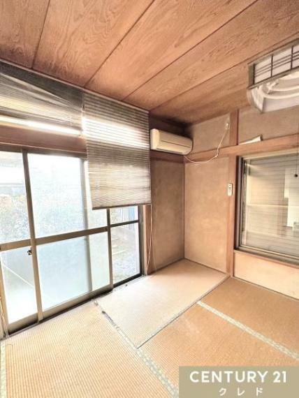 【1階6帖和室】<BR/>和室からはお庭を眺めることもできます。<BR/>暖かな南に面した窓からは室内にも陽光を取り入れることができます。