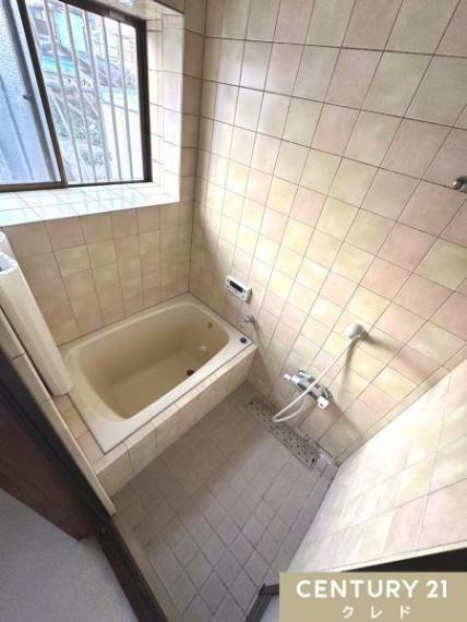 華やかな色合いのタイルの貼られた浴室には窓が付いています。<BR/>換気もしやすくカビ予防にも効果的です。