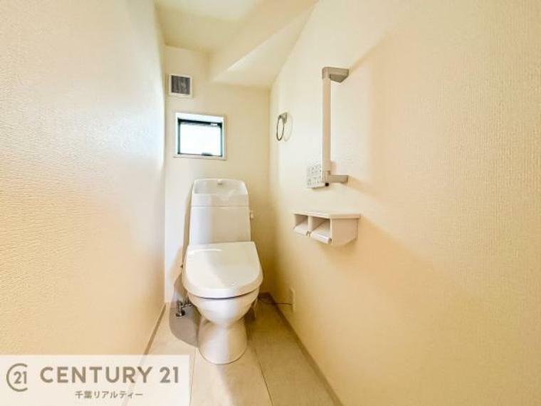 同仕様写真（内観） 白を基調としたトイレでお手入れが楽々！清潔感のあるトイレが保てそうですね！