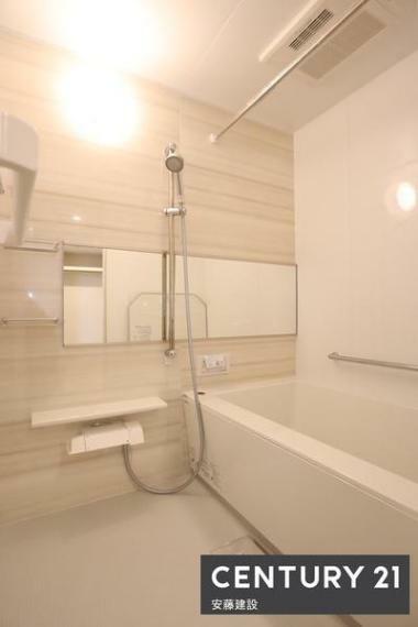 浴室 【　浴室　/　Bathroom　】 ホテルのような上質なデザインのシステムバス。 浴室暖房換気乾燥機付きでカビ対策にもなります。