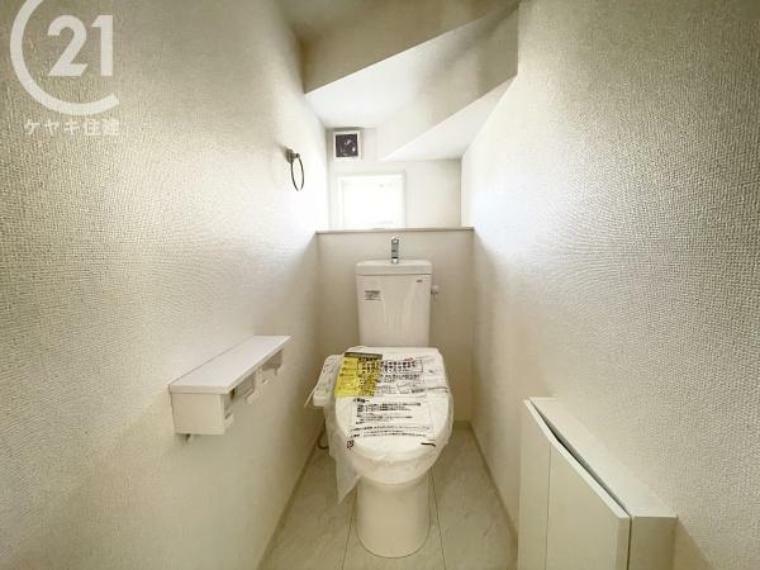 トイレ 2カ所に省エネ仕様のトイレ付き！ 2階から階段を降りなくてもいいので、お部屋からの移動が短縮できます。