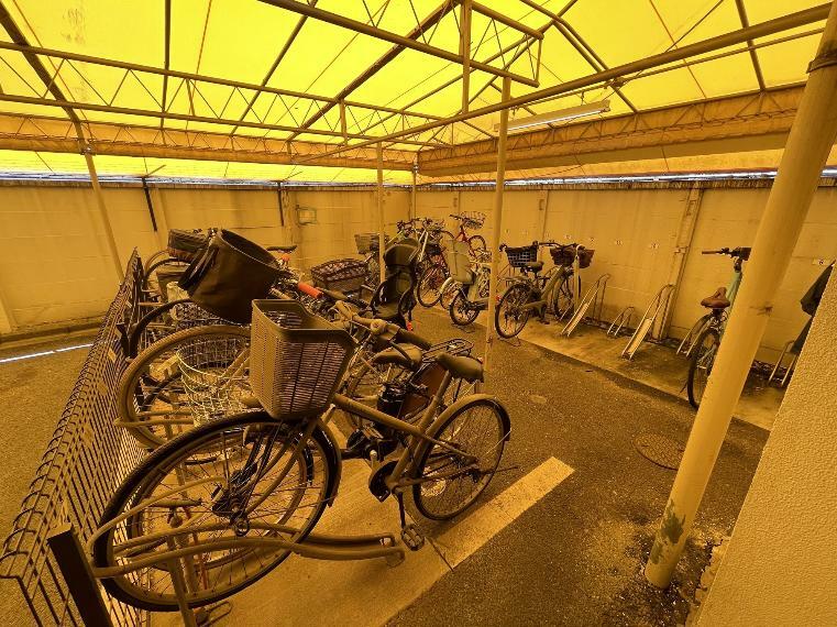 敷地内にあるラック式屋根付き駐輪場は、天候による汚れや日焼けによる劣化などから自転車を守ります。