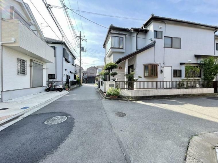 現況写真 閑静な住宅街です！お子様と手を繋いで並んで歩けるくらい広い前面道路です！