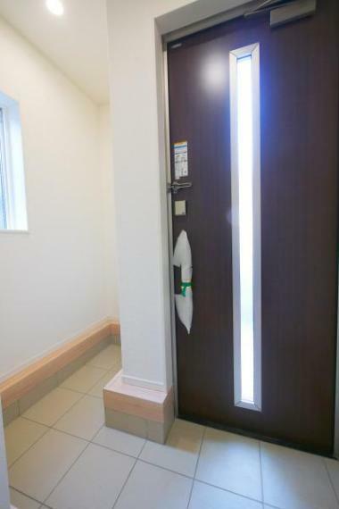 玄関 ■玄関ドアは施解錠ラクラクのカードキーシステムを採用