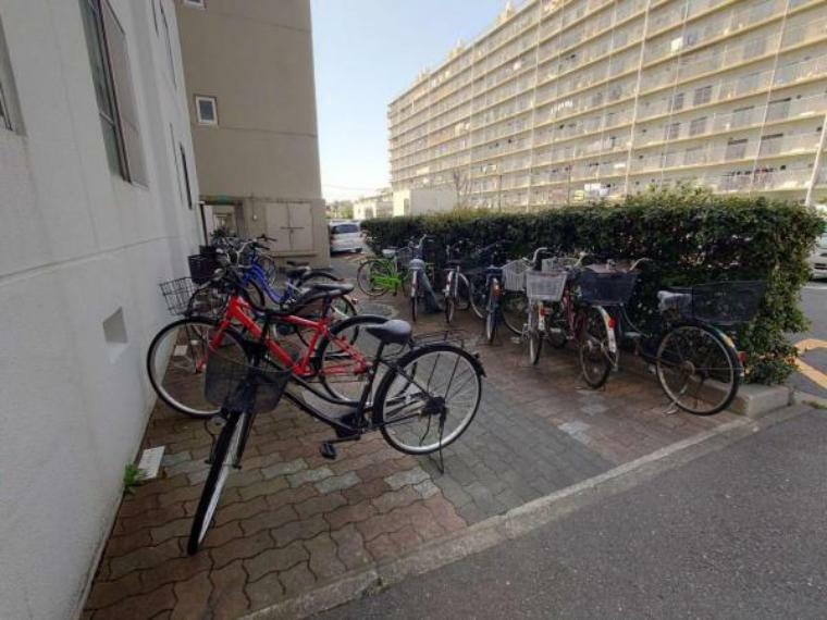 自転車の出し入れがしやすいゆったりとした駐輪スペースです。