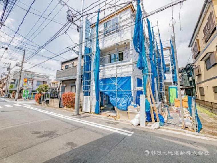 現況外観写真 一戸建てを中心とした街並が続き、静かで落ち着いた住環境です。心地よいライフスタイルが実現できる予感。少しでも豊かに、快適に。そんな想いから生まれた本邸宅は、これから先のお住まいをきっと支えてくれます。