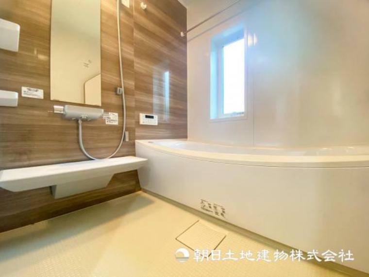 浴室 【浴室】窓付きのバスルームは、採光もあり明るく気持ちの良い空間です。