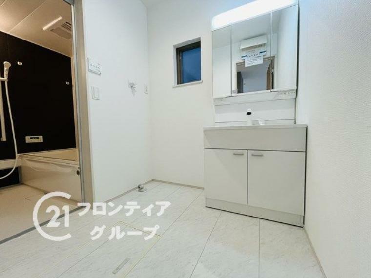 ＼同仕様写真/収納たっぷりのキャビネットは、使いやすく清潔感のある洗面室に！