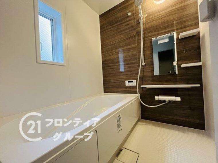 浴室 1坪以上の広々とした浴室には隠れた嬉しい設備がたっぷりついております。お掃除が楽にできたり、節水効果があったりと、バスタイムを快適にお過ごし頂けます！