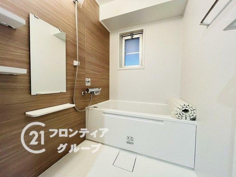 浴室 小窓付きの快適バスルーム
