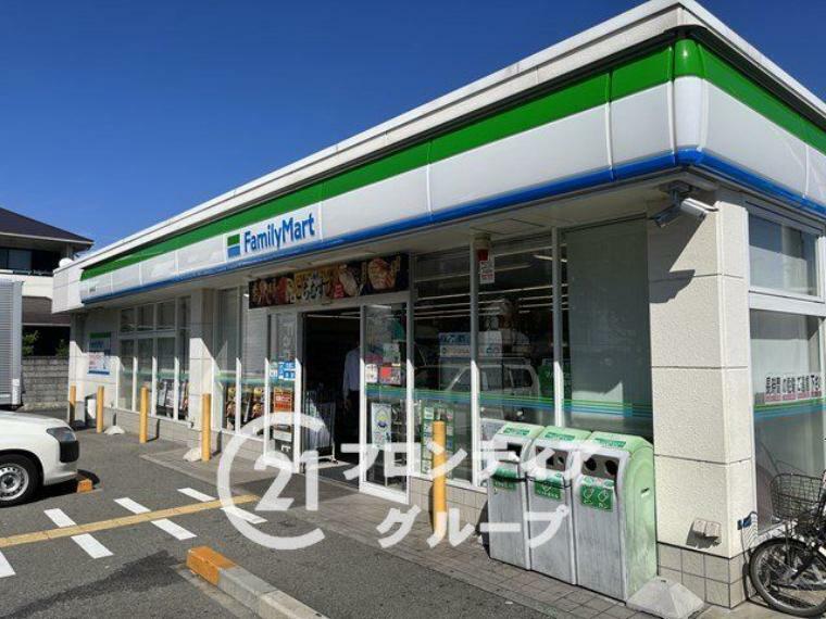 コンビニ ファミリーマート尾浜町店 徒歩2分。