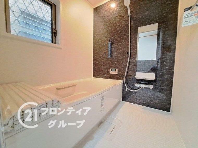 浴室 しっかり換気が出来る大きな窓付き。湿気がこもりやすい浴室も清潔に保てます