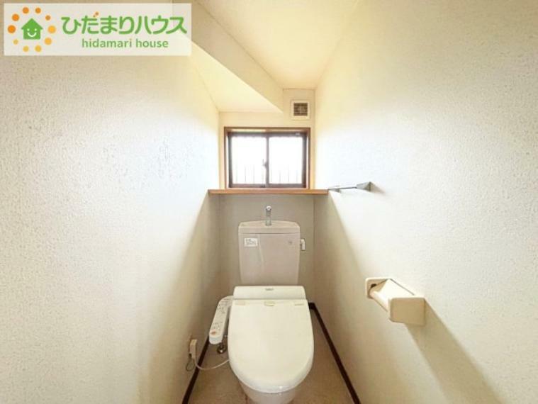 トイレ 小窓が付いているので、トイレも明るい空間になっております