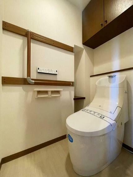 トイレ ■トイレは快適な温水洗浄便座機能付き手すりが付いていますので、ご年配の方も安心です。
