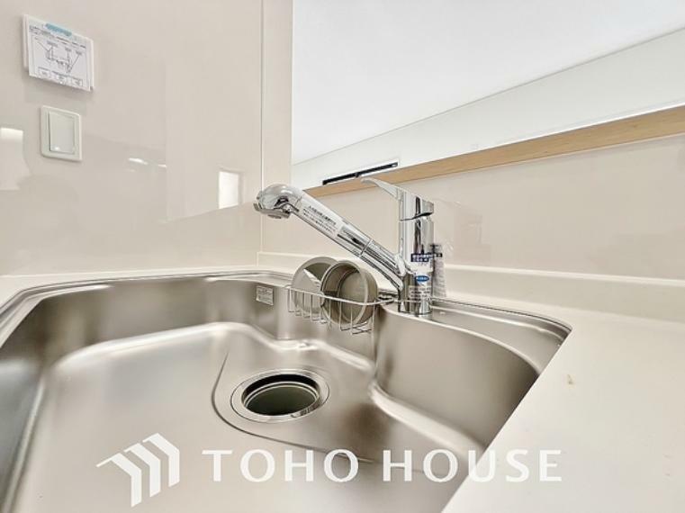 ワンタッチで浄水と原水を切り替えできる浄水器一体型水栓は水道水に含まれる有害物質を除去してくれます。