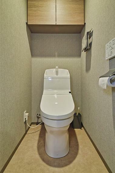 トイレ 温水洗浄便座付トイレです。上部に棚があり、収納できます。