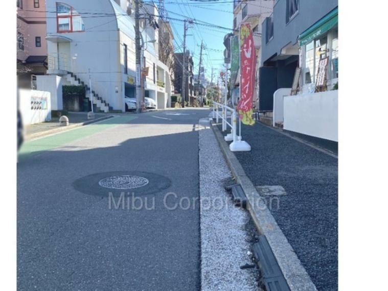 前面道路です。歩道もしっかり整備されており安全です。