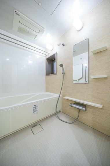 ガス式の浴室換気乾燥機の他、浴室には窓があり換気をしやすくなっています。