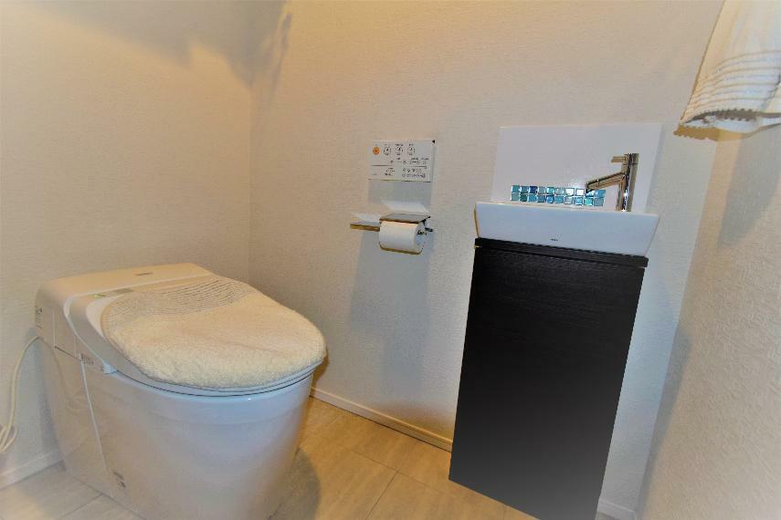 手洗い場付きで、節水が期待されるロータンクトイレを採用しています
