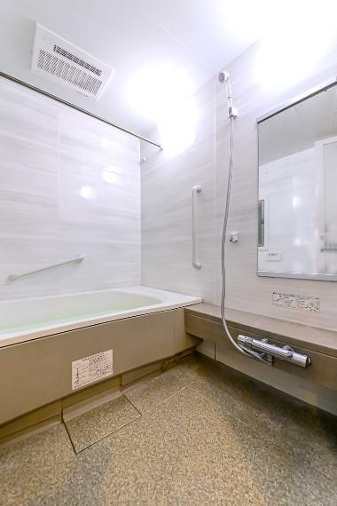 窓のある浴室乾燥機付きの1620サイズの浴室