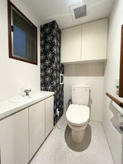 手洗い器別、温水洗浄便座付きの窓のあるトイレ