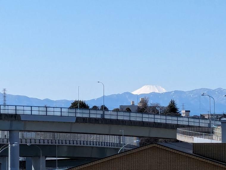 南西向きのバルコニーから富士山が眺めます（天候による、眺望は永続的に保障されるものではございません）