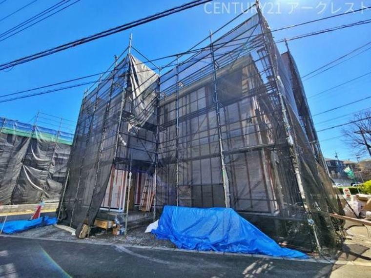 現況外観写真 始発駅利用で座ってらくらく通勤・通学 ～小手指駅まで徒歩15分。 バイパスがすぐ近くで、お車でのアクセスもしやすいですね。